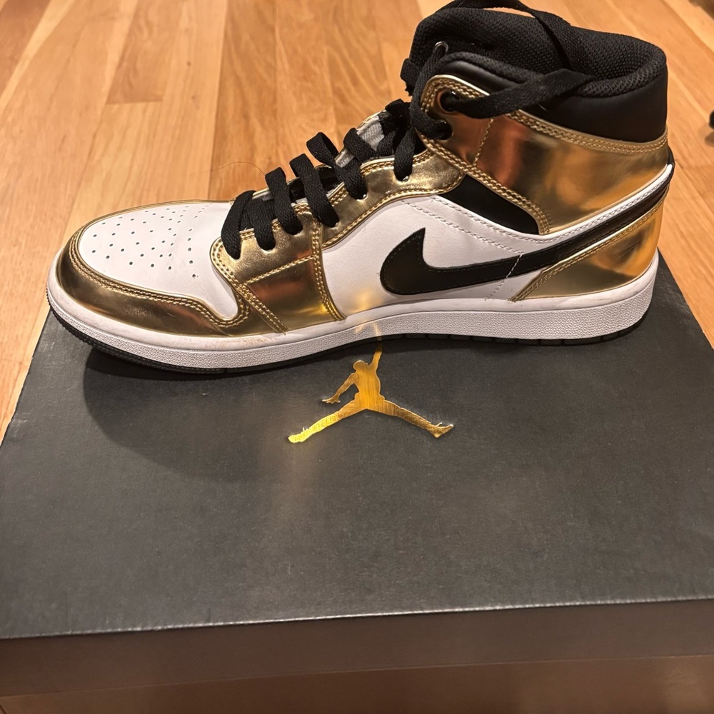 Air Jordan 1 Mid SE Metallic Gold - Picture 5 of 8